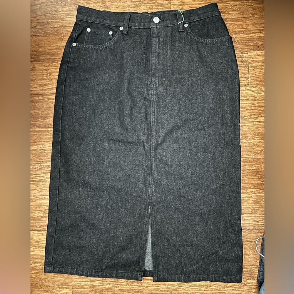 Tommy Hilfiger Women’s Dark Denim Skirt New Floor Model Size 8